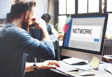 Bilgisayarda çalışan adam