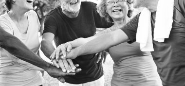 Kıdemli arkadaşlar el sıkışan