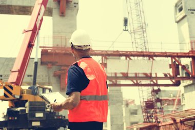 İnşaat işçisi ile mimari planı