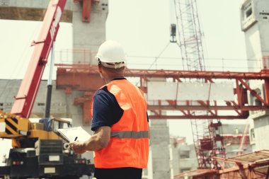 İnşaat işçisi ile mimari planı