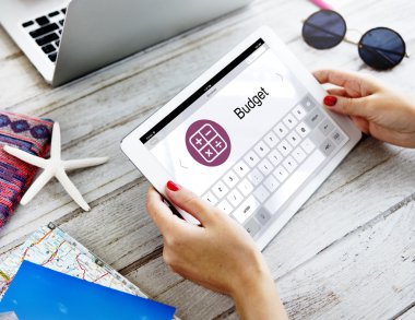 Dijital tablet tutan eller kadın