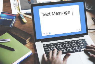 Dizüstü bilgisayarda çalışan adam