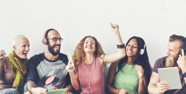 insanlar oturur koltukta cihazlar ile 