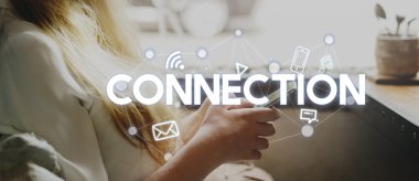 Akıllı telefon kullanan kadın