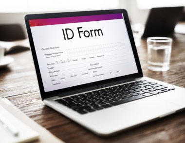 çalışma alanı tablo üstünde laptop  