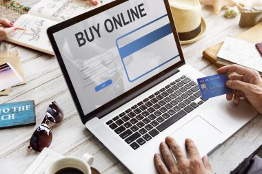 dizüstü bilgisayar kullanan adam