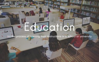 bilgisayarlarla okuyan öğrenciler