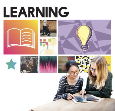 Öğrenci kızlar dijital tablet kullanma