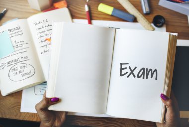 Kağıt günlüğü elinde tutan kişi