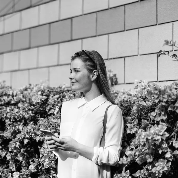 Akıllı telefon kullanan kız