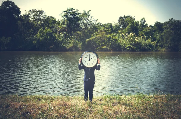 Biznesmen gospodarstwa duży zegar — Zdjęcie stockowe