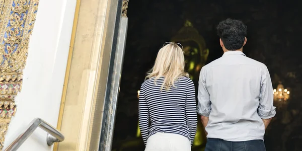 Pareja en templo budista —  Fotos de Stock