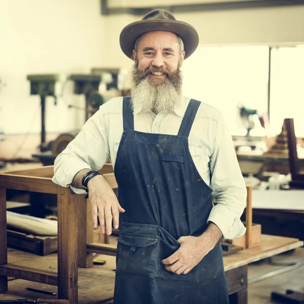 Hezký řemeslník v dílně studio — Stock fotografie