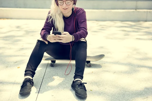 Красива дівчина зі скейтбордом — стокове фото