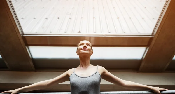 Ung Ballerina gör praktiken — Stockfoto