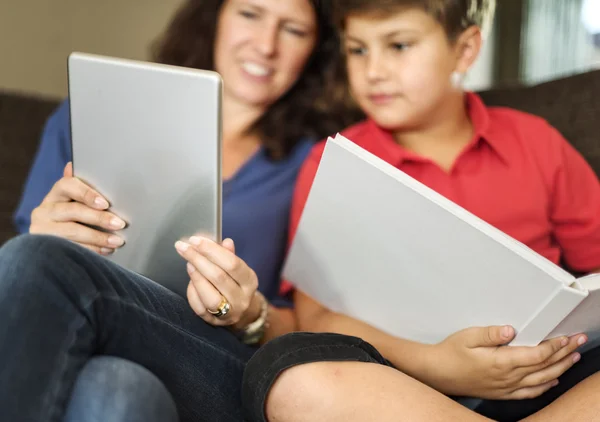 Mamma e figlio passare del tempo insieme — Foto Stock