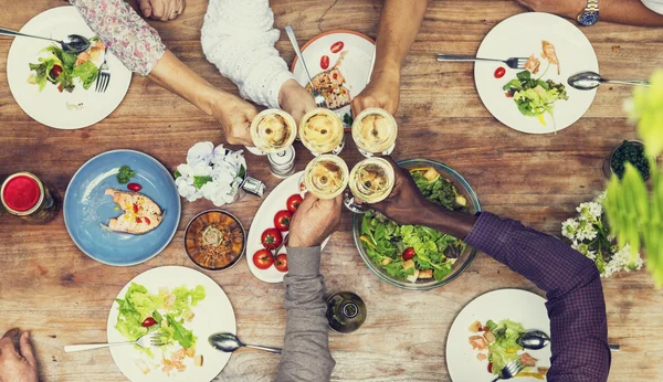 Vrienden hebben diner samen — Stockfoto