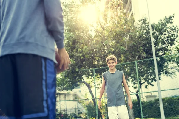 Мужчина и мальчик играют в баскетбол — стоковое фото