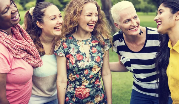 Friends spend time in the park — Stock Photo, Image