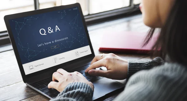 Vrouw die werkt met laptop in café — Stockfoto