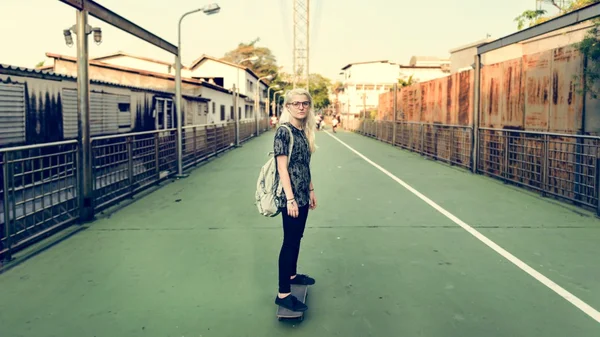 Belle femme équitation skateboard — Photo