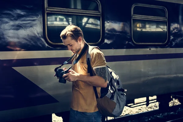 Ο άνθρωπος με την κάμερα στο σιδηροδρομικό σταθμό — Φωτογραφία Αρχείου