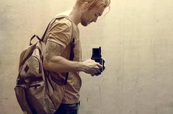 Mann mit Kamera auf Straße — Stockfoto
