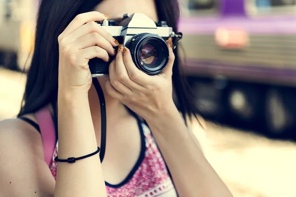 Menina fotógrafa viajante — Fotografia de Stock