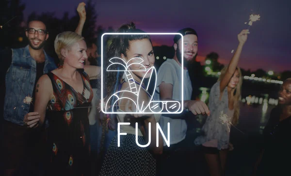 Gente teniendo fiesta en la playa — Foto de Stock