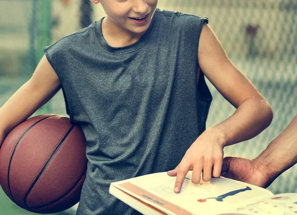 Férfi és fiú, tanulás, hogyan játszd kosárlabda — Stock Fotó