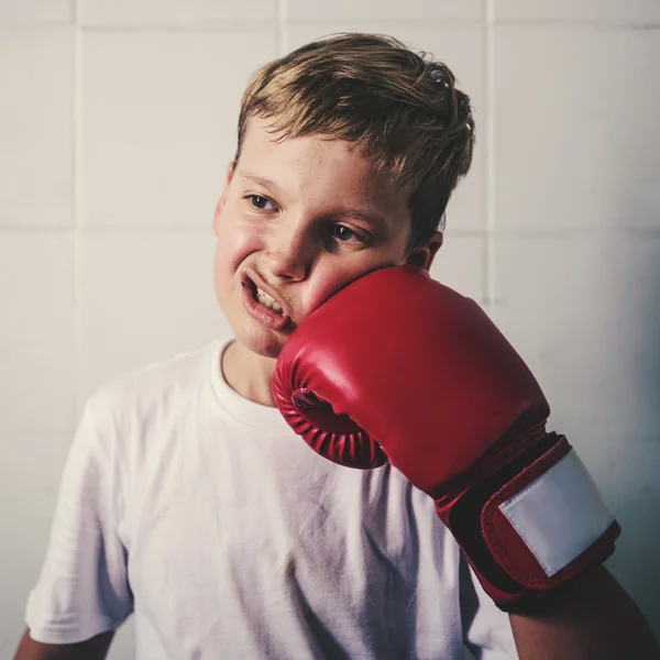 Ragazzo formazione boxe Exercis — Foto Stock