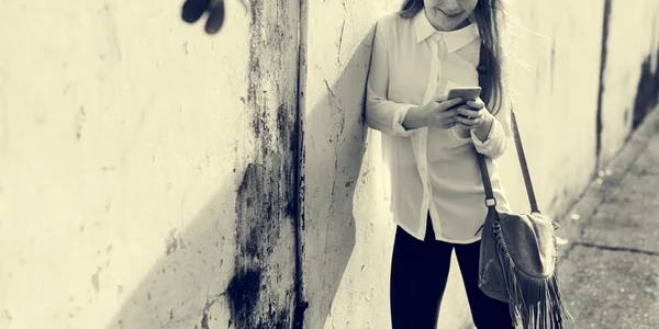 Dziewczyna za pomocą smartfona — Zdjęcie stockowe
