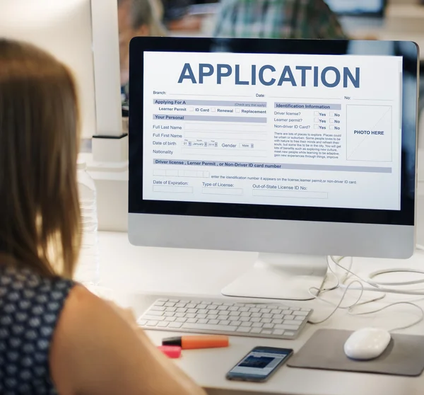 Vrouw die werkt met de computer aan tafel — Stockfoto