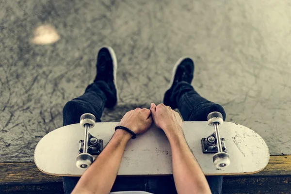 Skater uomo con skateboard — Foto Stock