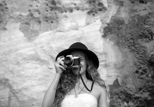 Красивая девушка фотограф — стоковое фото
