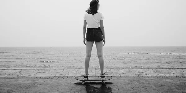 Frau fährt Skateboard — Stockfoto