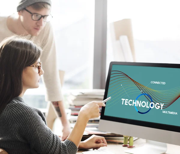 Mujer mostrando en monitor con tecnología —  Fotos de Stock