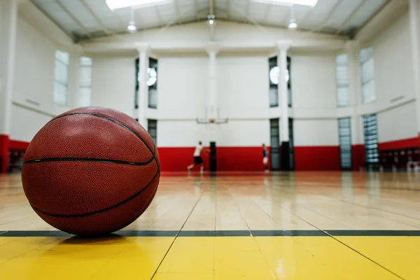 Basketbal bal op de playgroung — Stockfoto