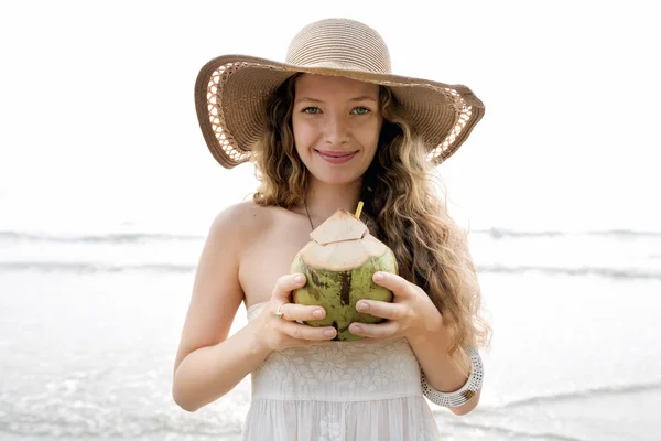 Hermosa mujer bebiendo de coco — Foto de Stock