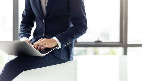 Uomo d'affari che utilizza il computer portatile al lavoro — Foto Stock