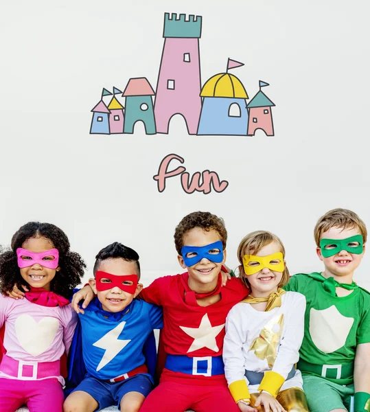 Los niños superhéroes se divierten juntos —  Fotos de Stock