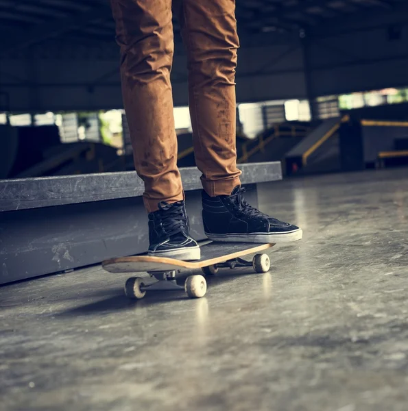Mann fährt Skateboard — Stockfoto