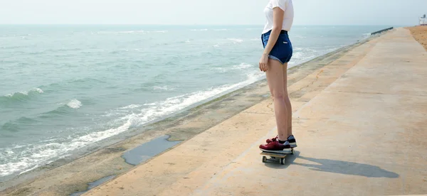 Κορίτσι ιππασία Skateboard σορτς — Φωτογραφία Αρχείου