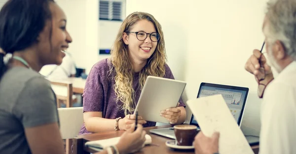 Mensen die op een laptop werken — Stockfoto