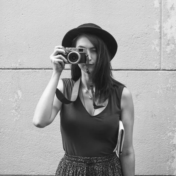 Mulher fazendo fotos por câmera vintage — Fotografia de Stock