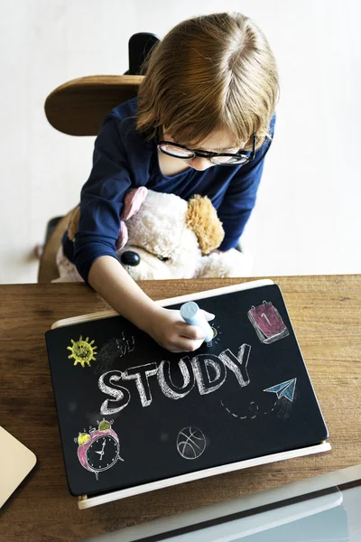 Meisje op blackboard tekening — Stockfoto