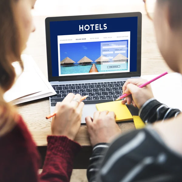 laptop ile çalışan kızlar