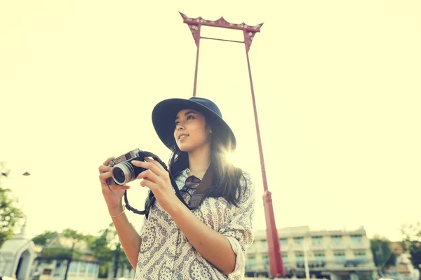 Jonge Aziatische meisje met camera — Stockfoto