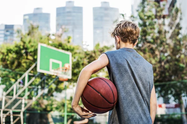 Jongen houdt van basketbal bal — Stockfoto