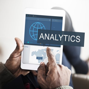 Dijital tablet kullanan işadamı 